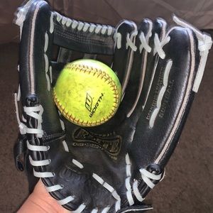 WILSON SOFTBALL GLOVE W SOFTBALL